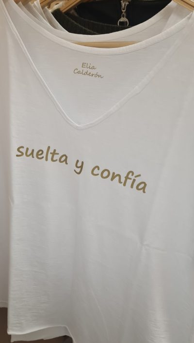 CAMISETA ¨SUELTA Y CONFIA ¨