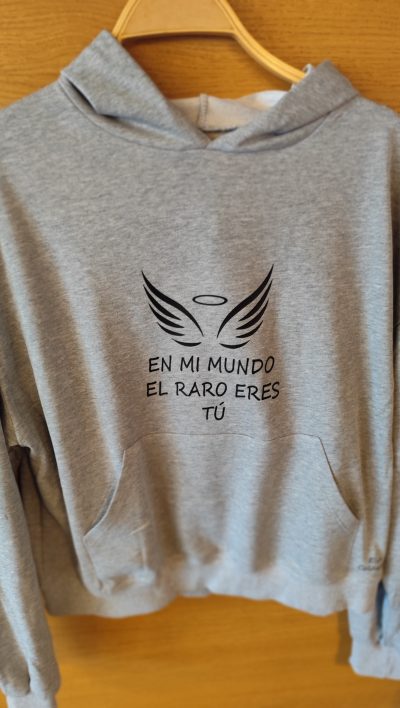 Sudadera "en mi mundo el raro eres tú "
