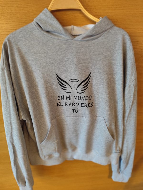 Sudadera "en mi mundo el raro eres tú "